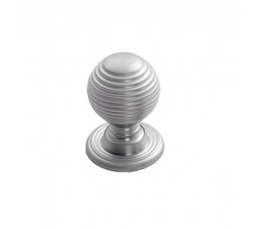 Fingertip Design Reeded Queen Anne Cabinet Knob - 28mm - Satin Chrome