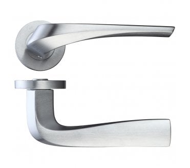 Rosso Maniglie Aries Door Handles On Round Rose - Satin Chrome