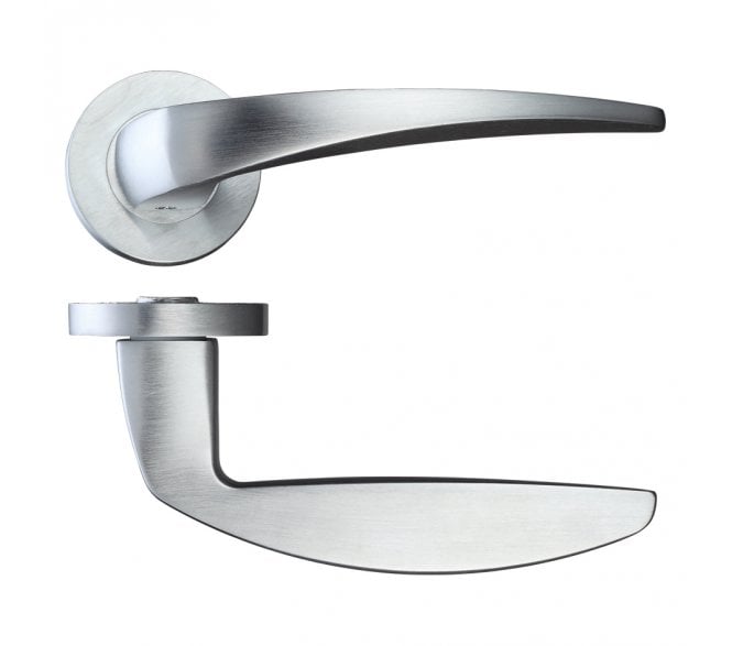 Rosso Maniglie Cygnus Door Handles On Round Rose - Satin Chrome