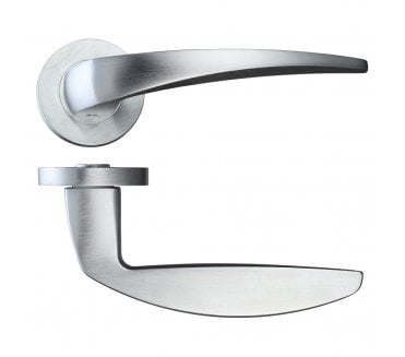 Rosso Maniglie Cygnus Door Handles On Round Rose - Satin Chrome